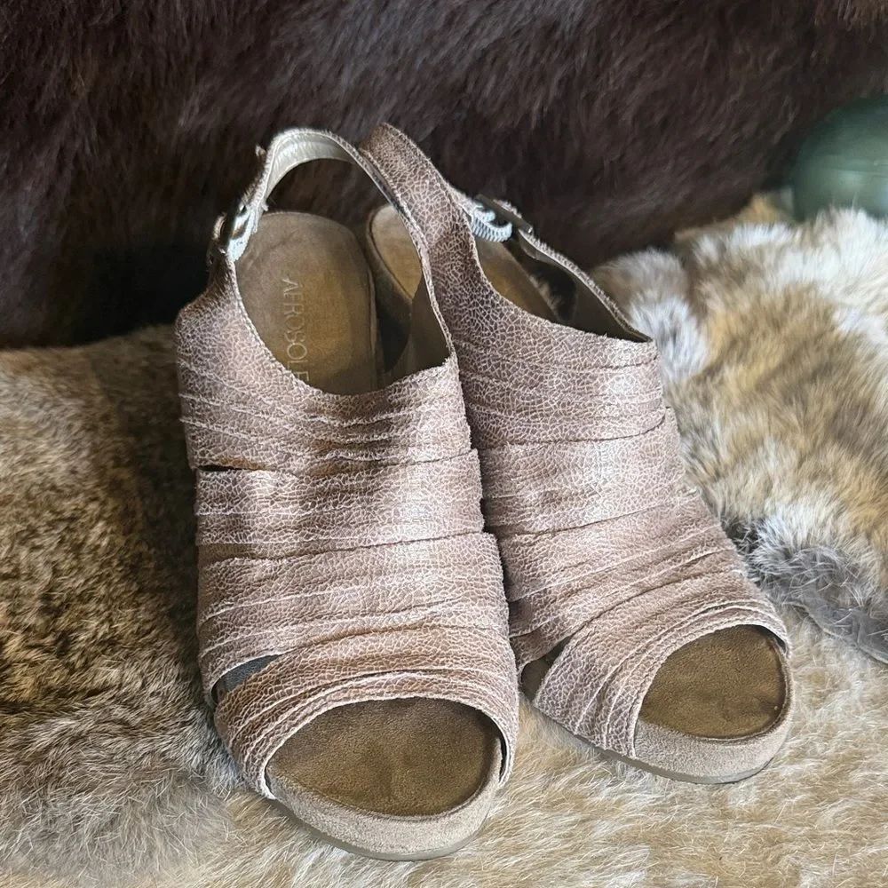 AEROSOLES Women's Textured tan Brown Sandals 8 (3175)